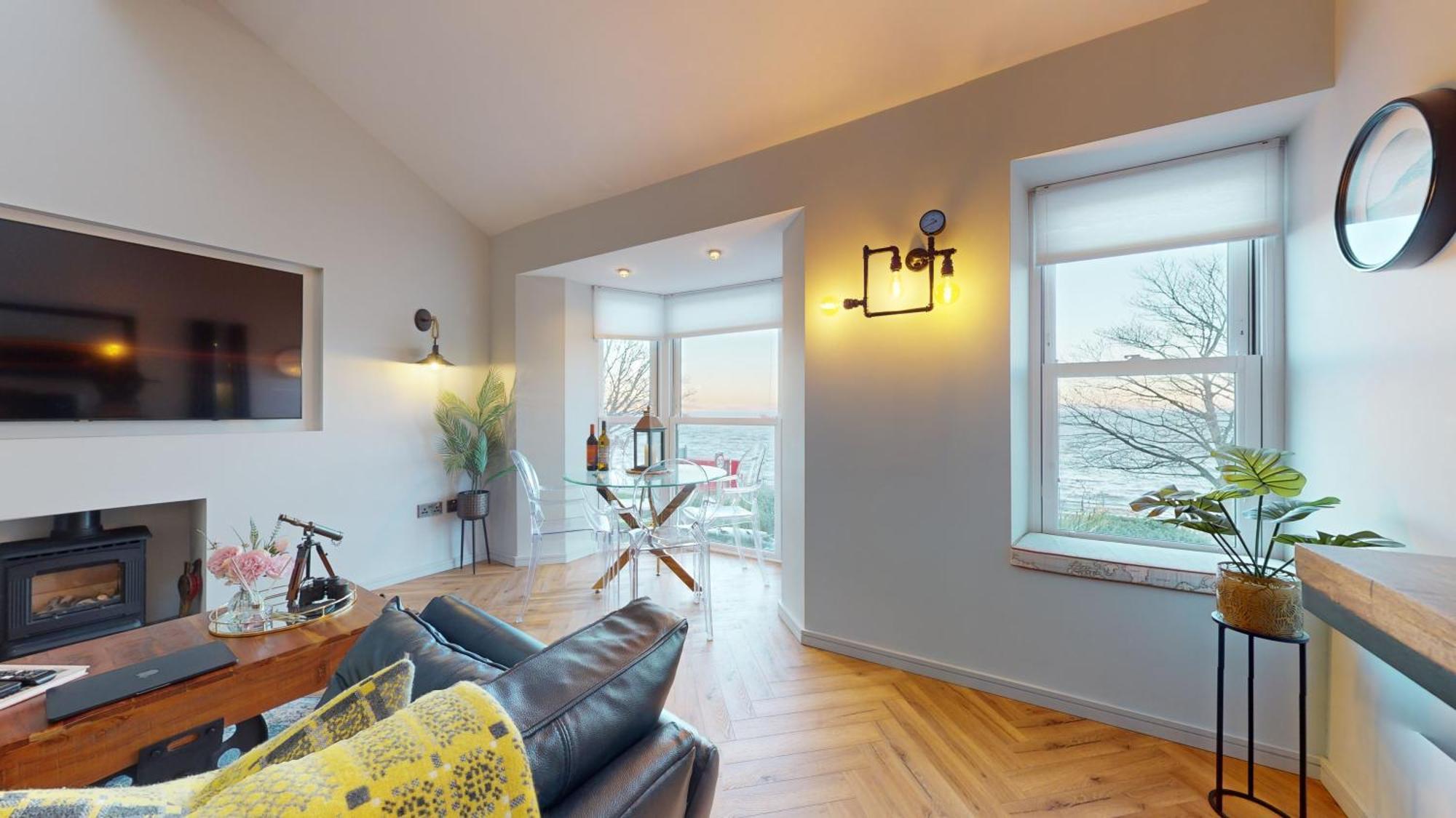 Apartment Mumbles & Stunning Ocean Views - Sleeps 4 *