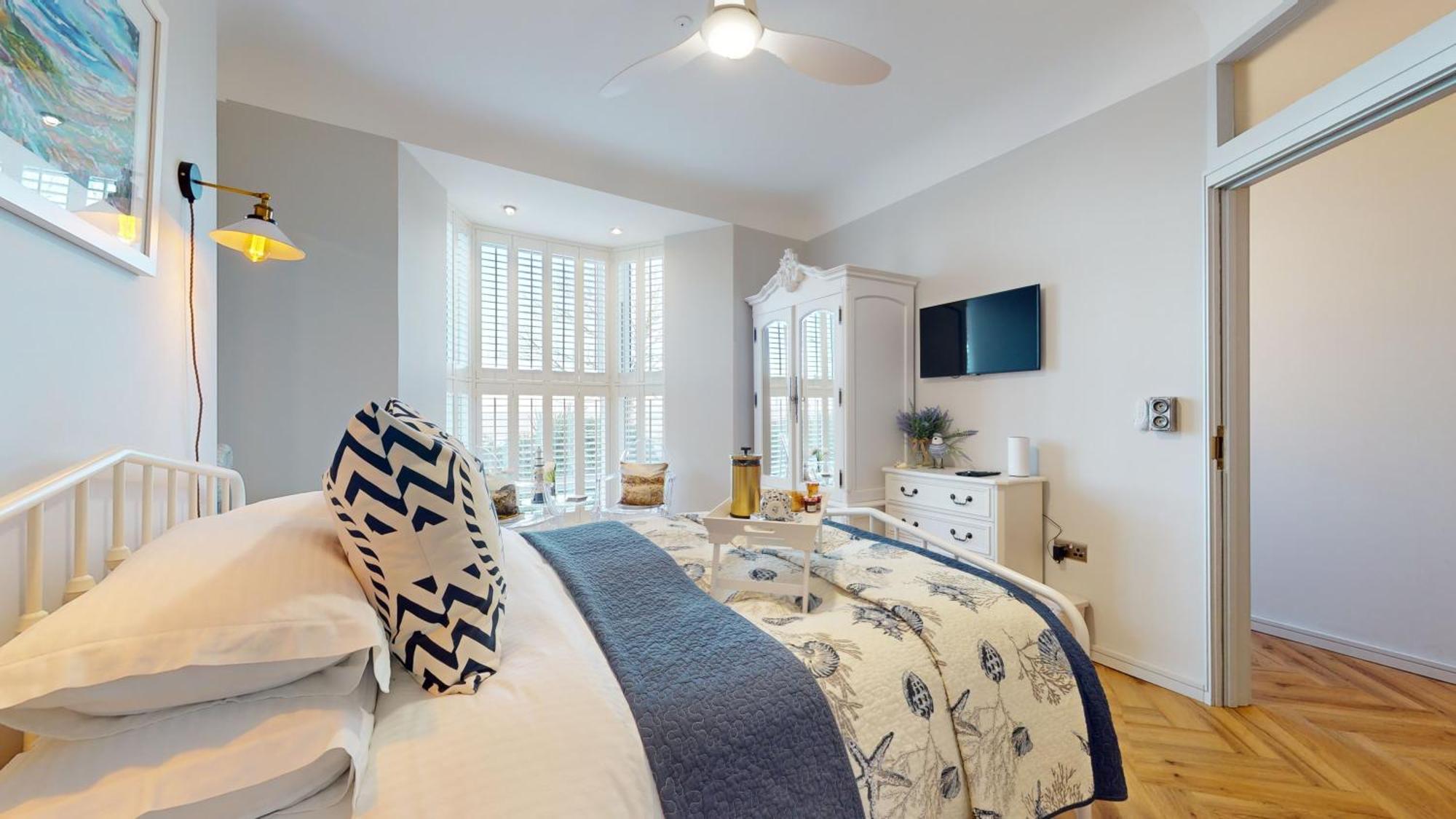 Mumbles & Stunning Ocean Views - Sleeps 4 Apartment *