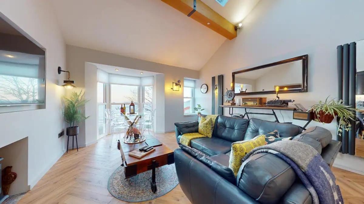 Mumbles & Stunning Ocean Views - Sleeps 4 * Swansea