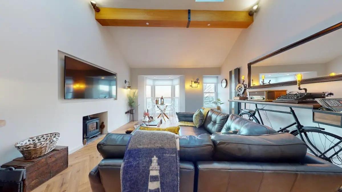 Mumbles & Stunning Ocean Views - Sleeps 4 * Swansea