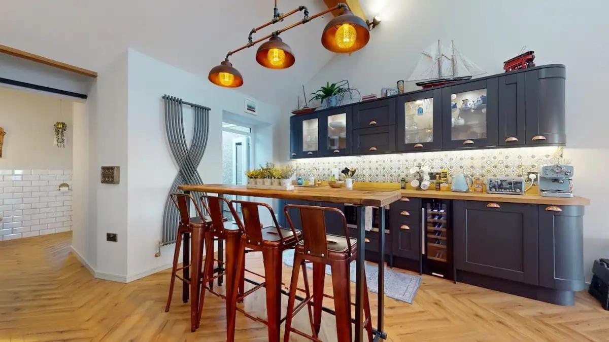 Apartment Mumbles & Stunning Ocean Views - Sleeps 4 *